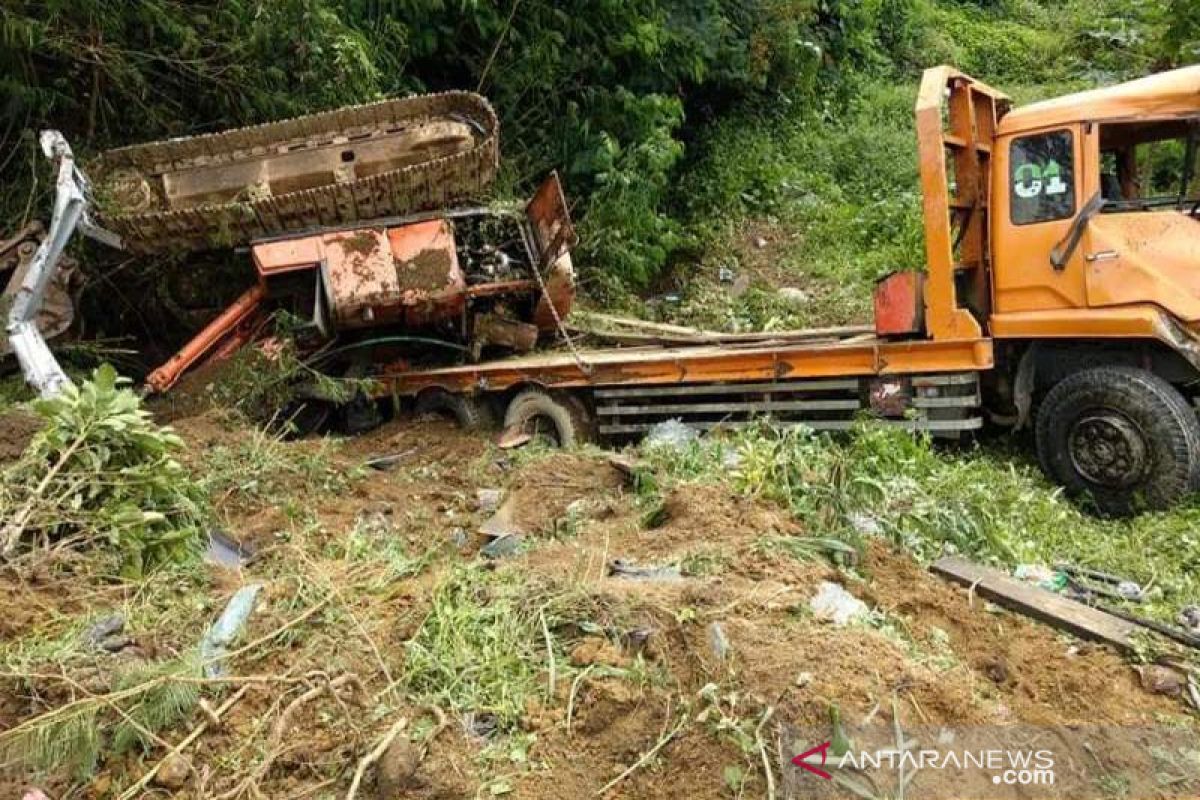 Trado angkut beko masuk jurang di lintas KKA, satu orang meninggal