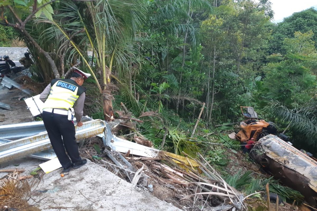 Truk CPO masuk jurang sedalam 30 meter di Bukit Pulai Pesisir Selatan