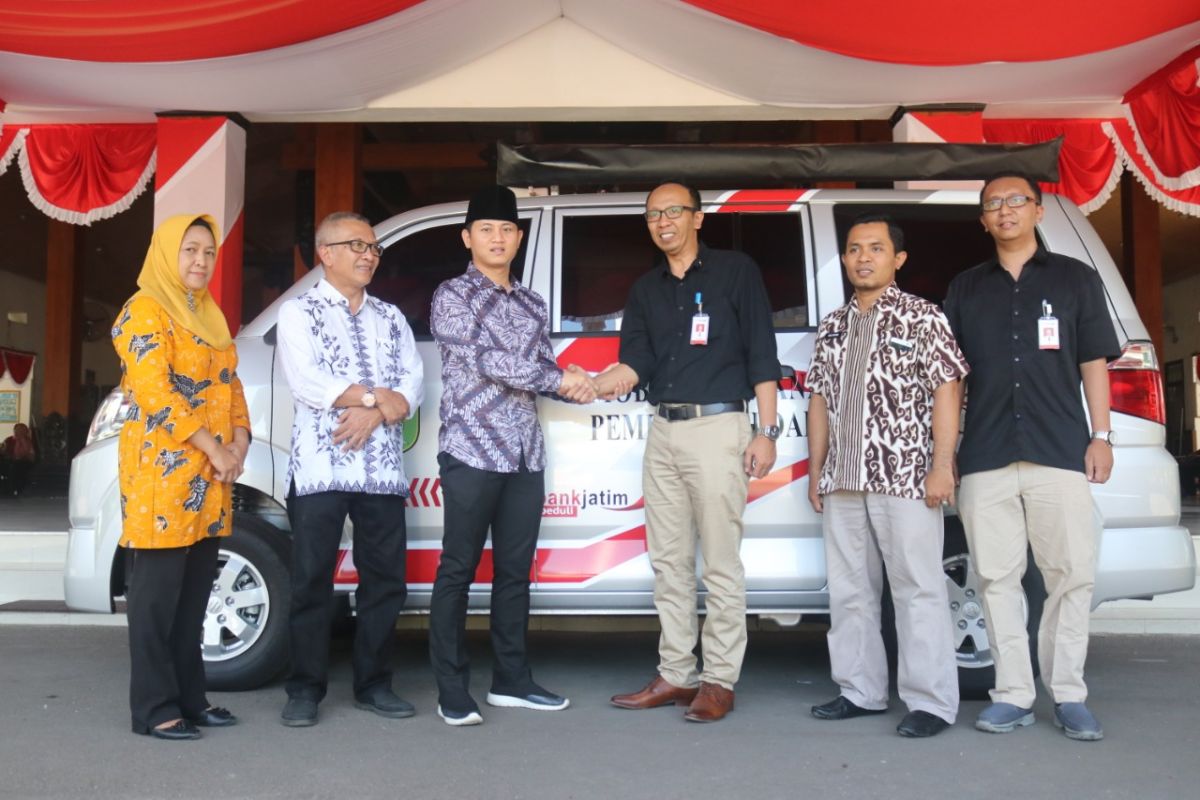 Bank Jatim serah terimakan CSR mobil pelayanan pajak dan motor GERTAK