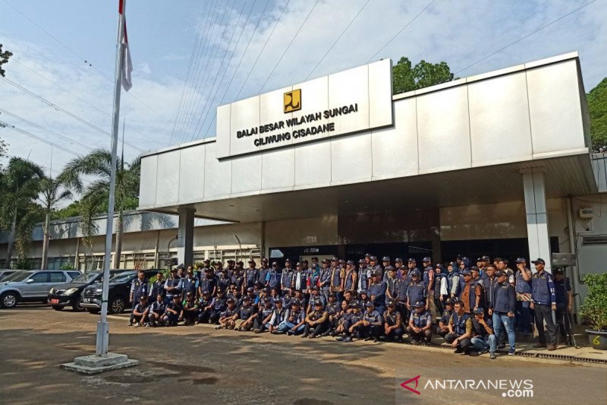 Tanggul laut roboh karena cuaca, pembangunan tetap lanjut