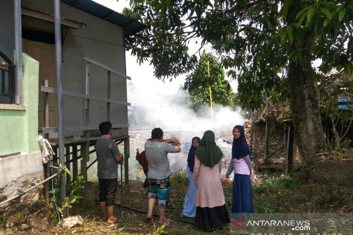 Mahasiswa keluhkan kebiasaan warga buang sampah ke sungai