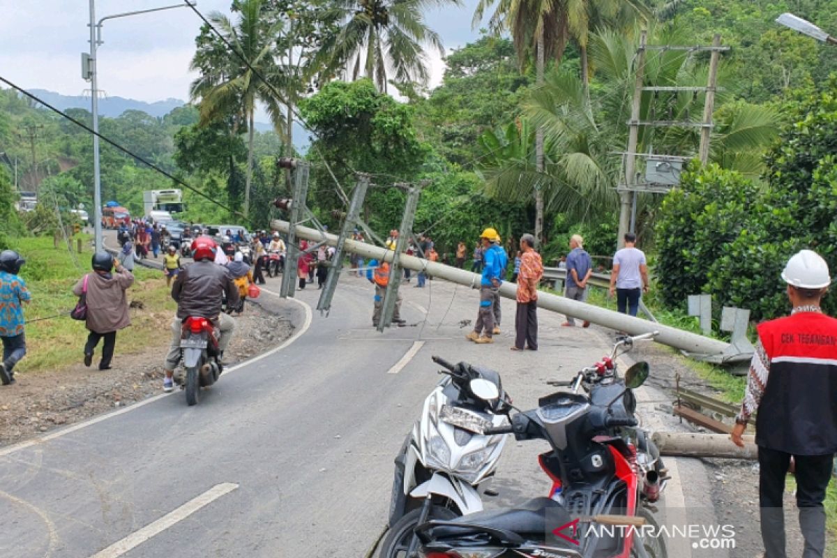 Tanah longsor, tiang PLN tumbang di Padangsidimpuan