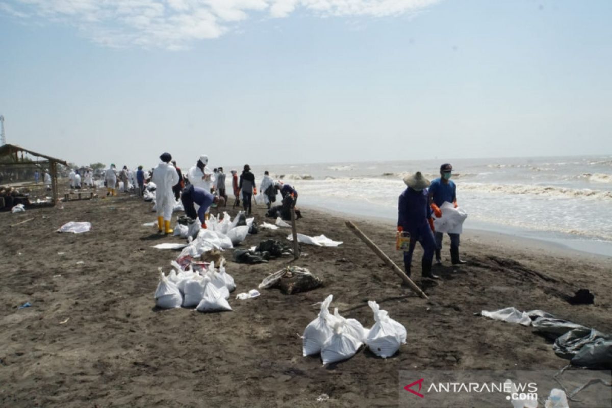 Tumpahnya  kembali minyak di pesisir Karawang akibat cuaca buruk