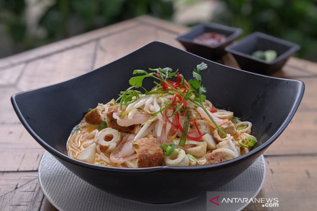 Bersantai sambil makan laksa Singapura di sebuah sudut Dharmawangsa