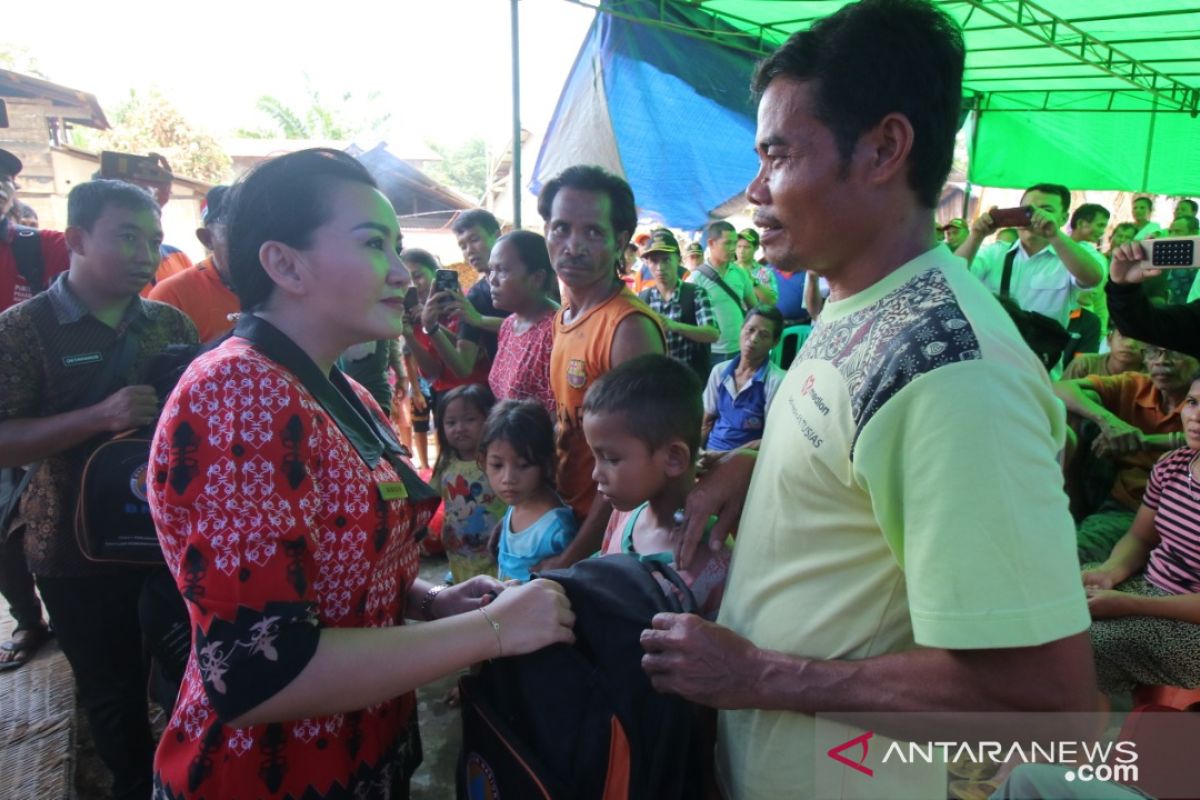 Bupati Landak serahkan bantuan korban kebakaran di Jelimpo