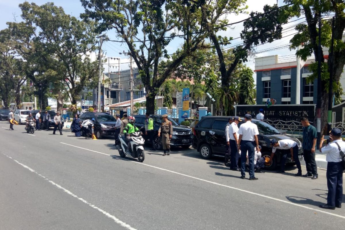 Dishub Padang gembok 14 kendaraan yang parkir di badan jalan