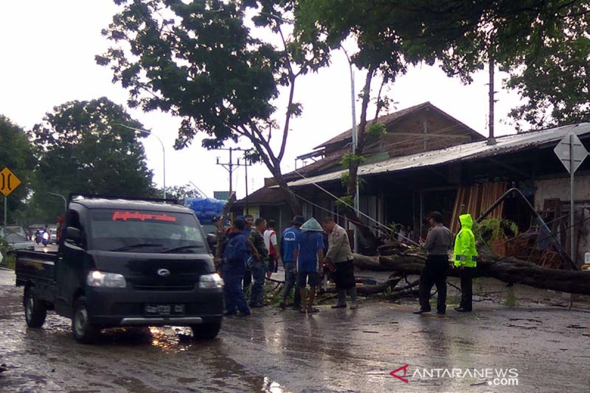 Cuaca esktrem disebut BMKG mesti diwaspadai warga di selatan Jateng