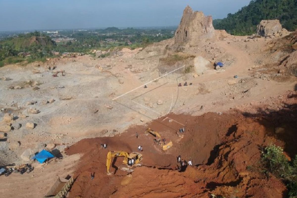 Pencarian korban longsor tanah tambang clay di Gunung Sarik Padang