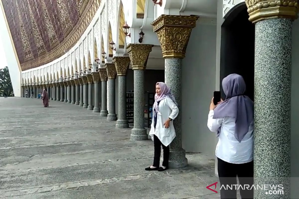 Ibadah Sembari Berfoto Ala Pengunjung Masjid Raya Sumbar