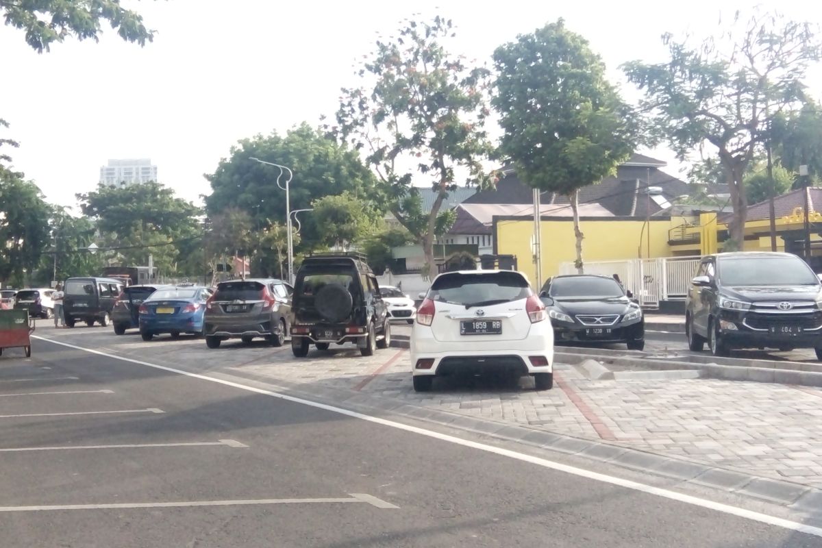 Area parkir membelah jalan dibangun di Kota Surabaya