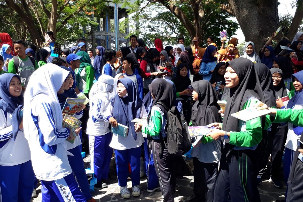 Ratusan pelajar di Kota Kediri ikut berbagi buku