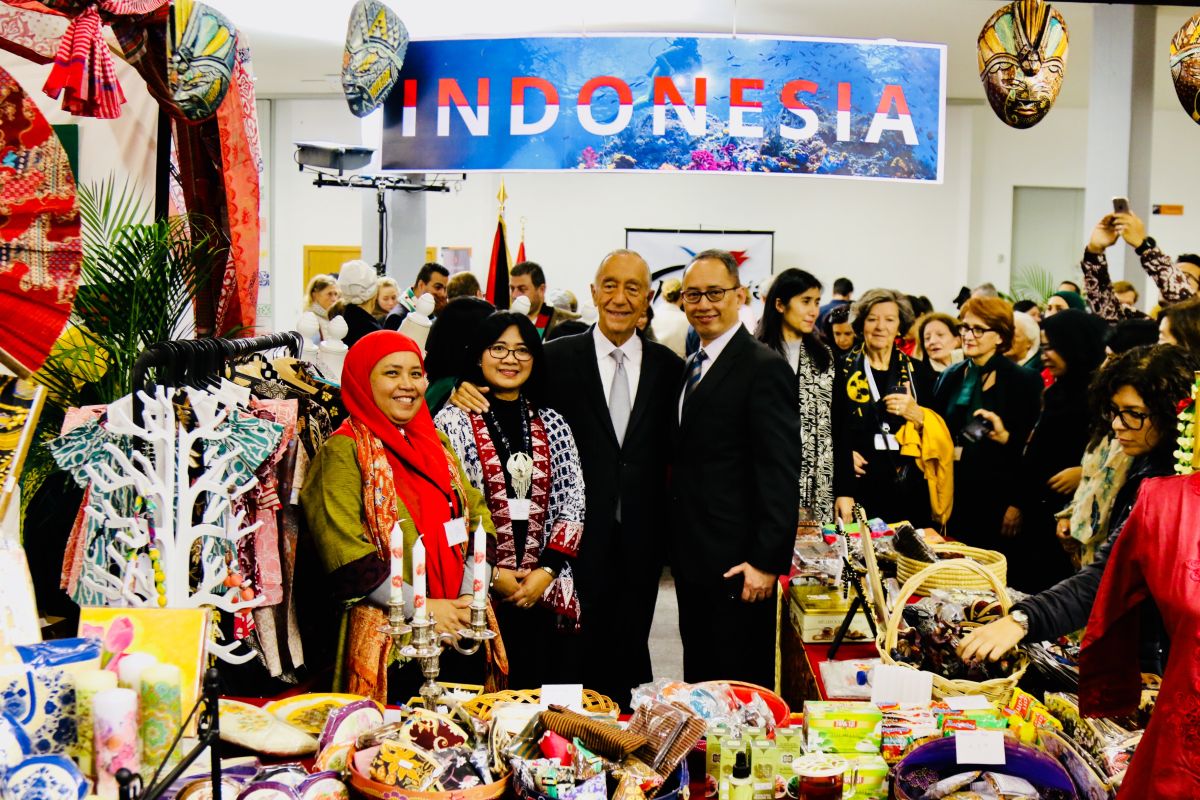 Presiden Portugal tertarik dengan batik dan kerajinan Indonesia