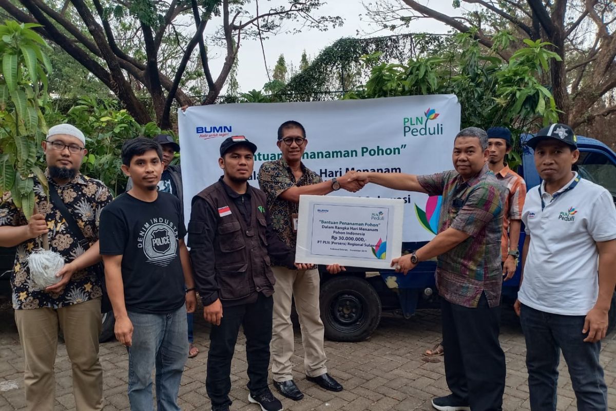 PLN serahkan bantun 675 bibit pohon kepada DPLH Sulsel