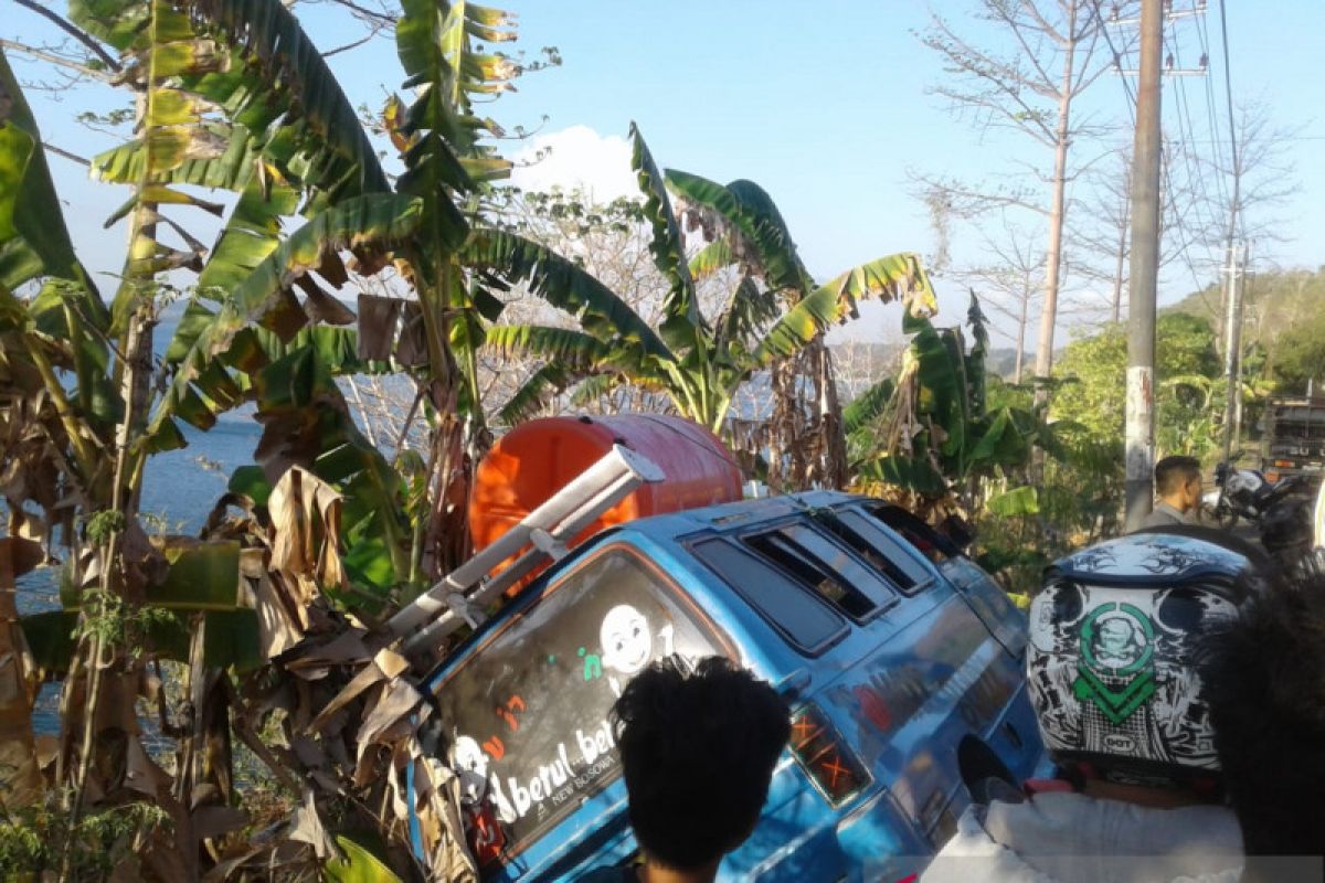 Angkot di Baubau terperosok ke jurang