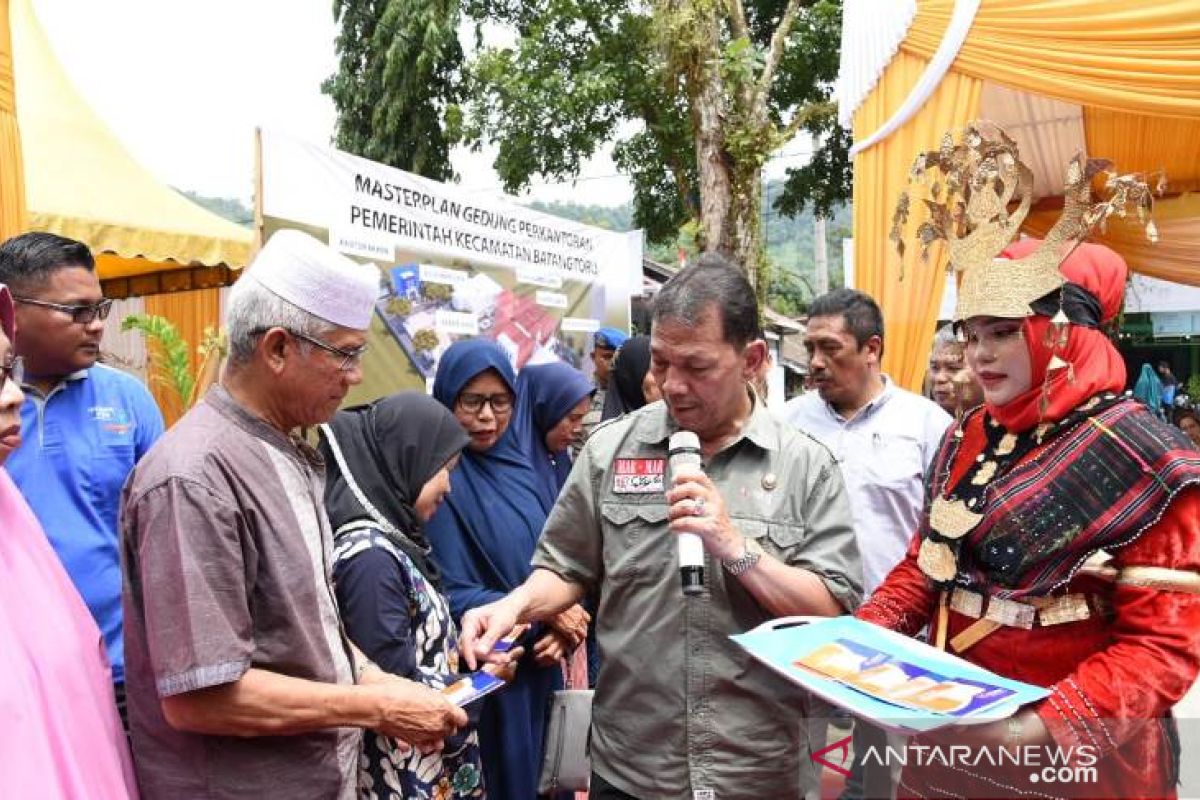 Bupati Tapsel serahkan 400 juta untuk korban kebakaran Batang Toru