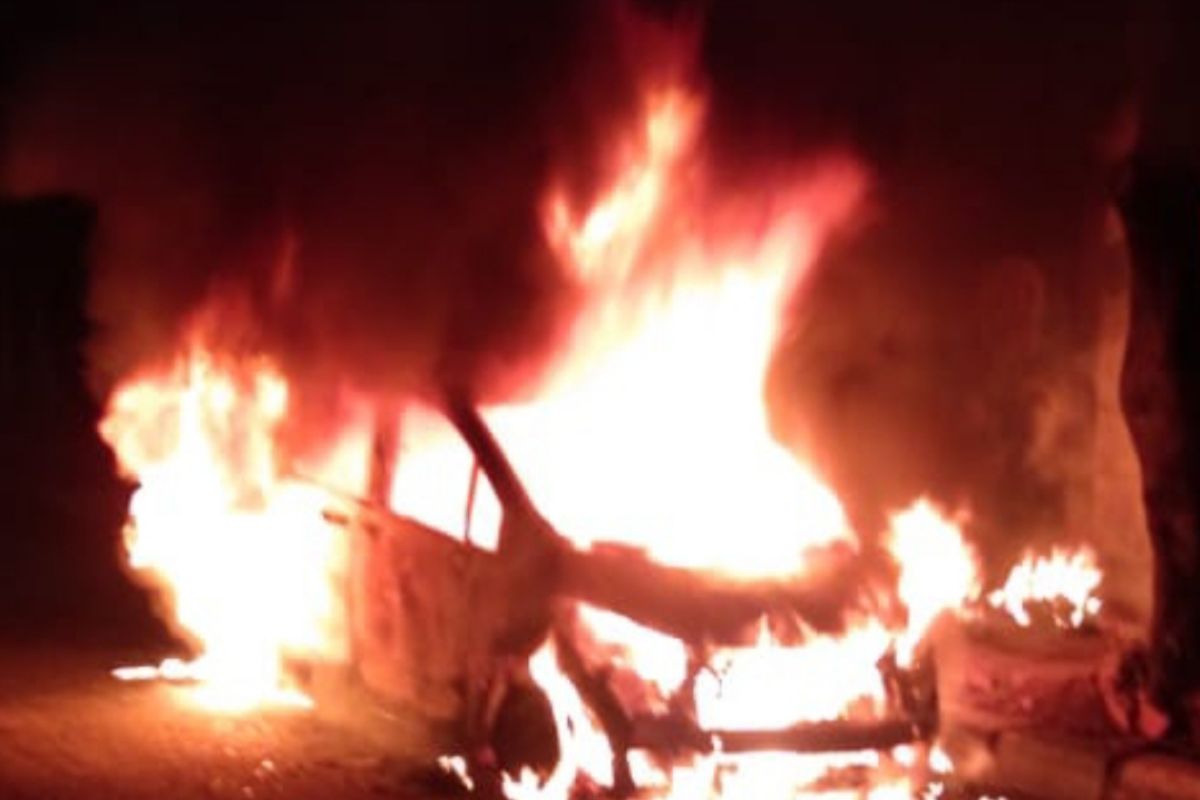 Petugas terangkan  pemicu mobil terbakar di dekat Mapolsek Jatinegara