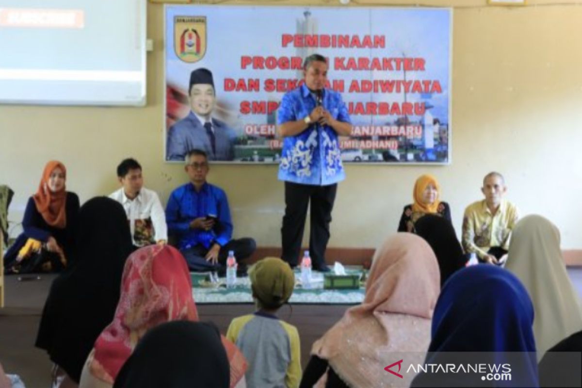 Wali kota Banjarbaru minta pendidikan berkarakter  ditingkatkan