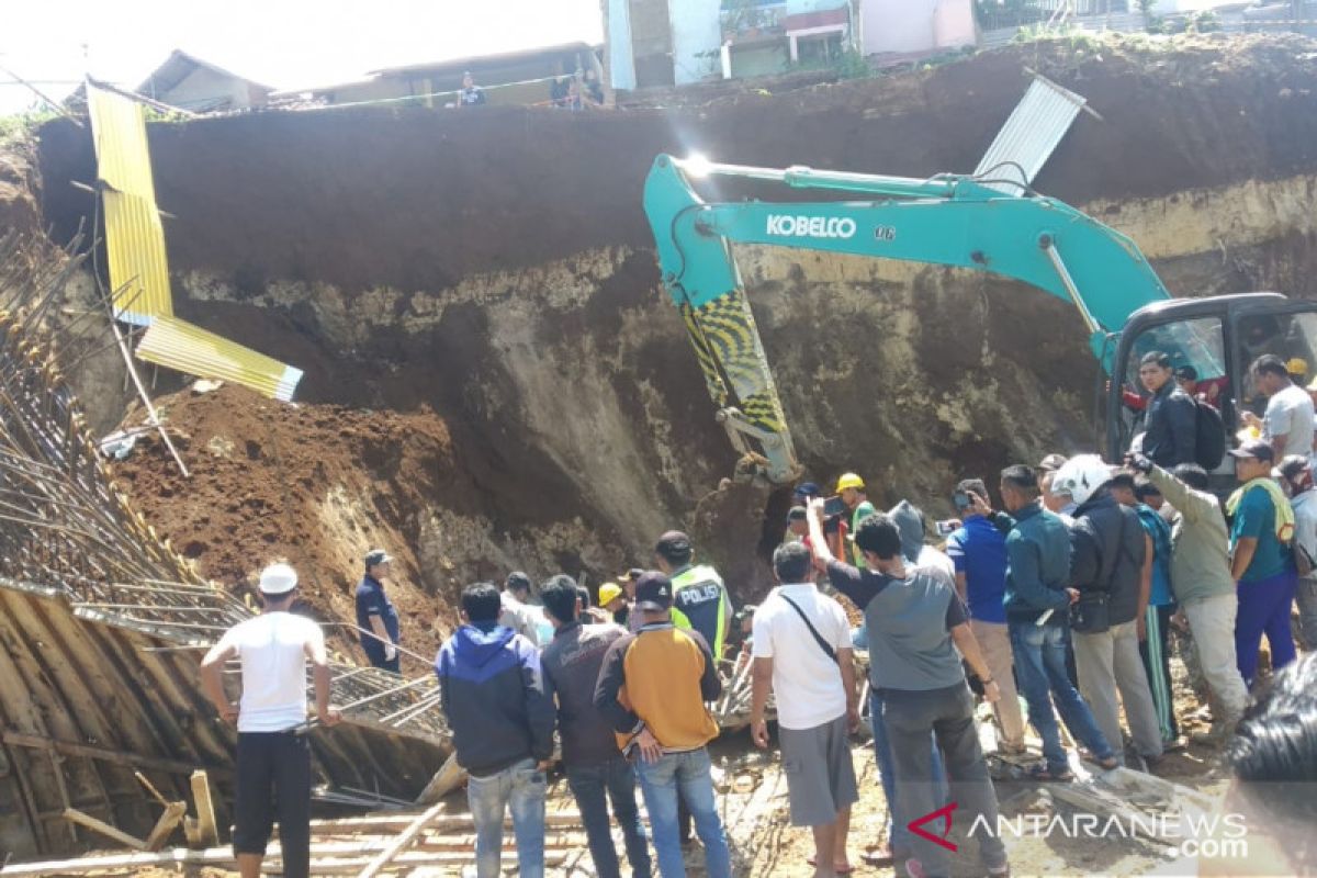 Lima orang pekerja tertimbun longsoran di lokasi proyek 'doubletrack' di Bogor