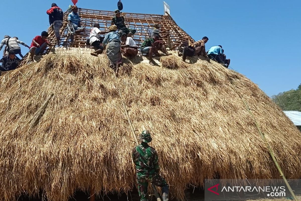 Satgas Pamtas RI-Timor Leste bangun rumah adat Belu