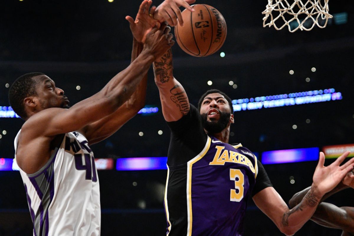 Block Davis selamatkan Lakers saat melawan Kings