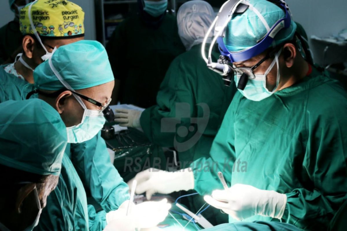 Dokter pisahkan hati kembar siam Ardi dan Ardan yang menempel