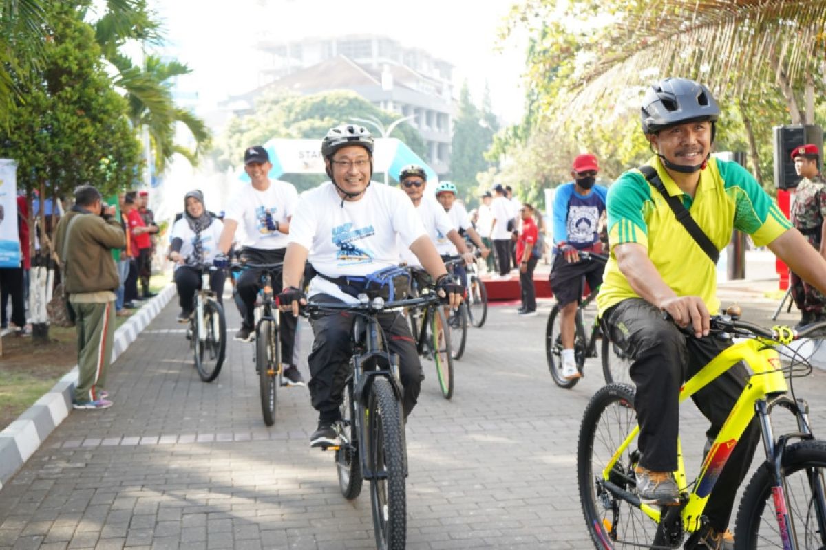 Meriahkan Milad 107 Muhammadiyah, UMP Bersepeda Bersama masyarakat keliling Purwokerto