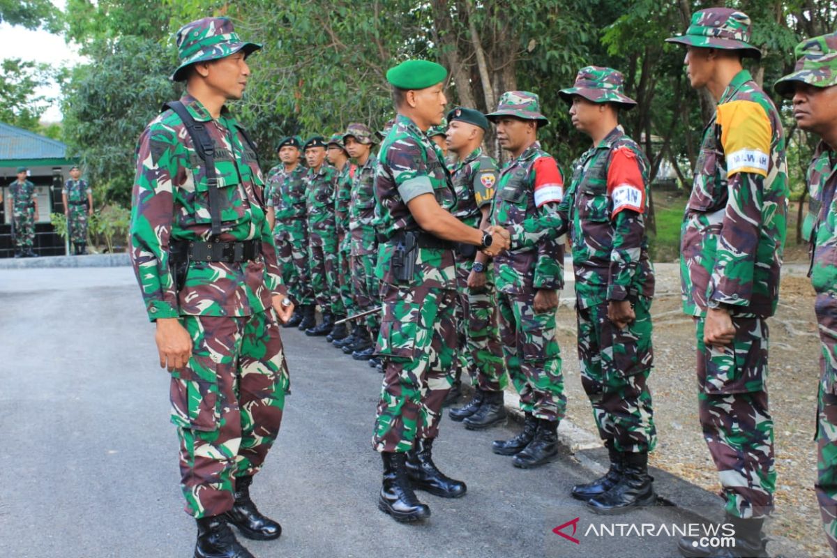 Prajurit TNI bangun komunikasi dengan masyarakat perbatasan NTT