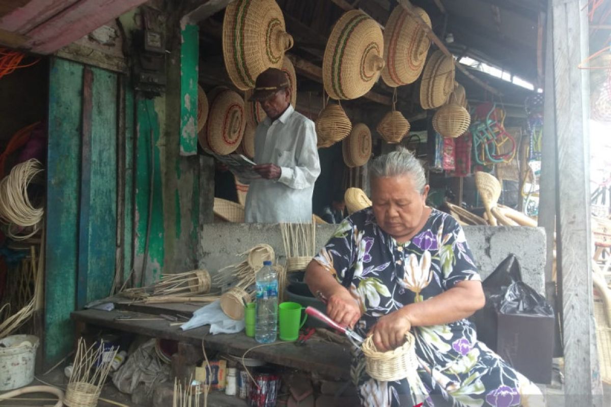 Aneka Kerajinan Rotan Amak Ini Ternyata Masih Diminati Lho! (Video)