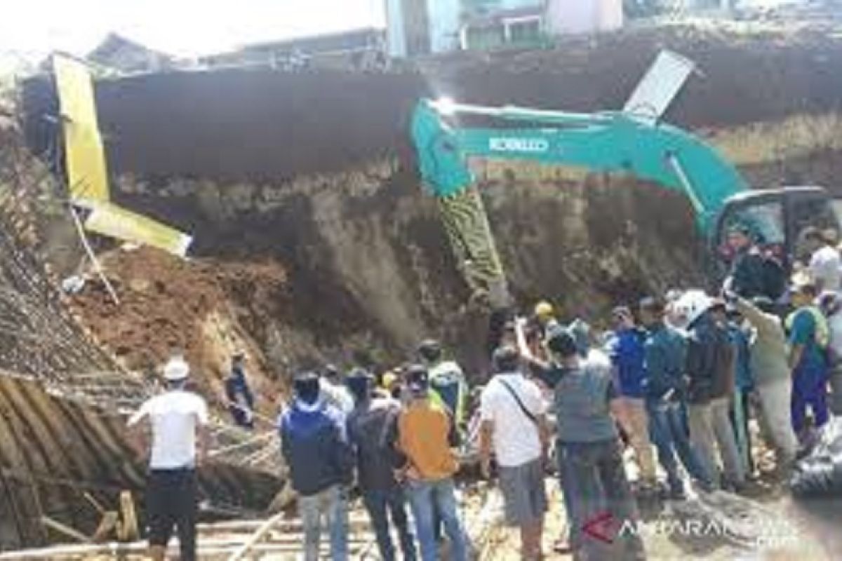 Lima orang pekerja proyek tertimbun longsoran di Bogor