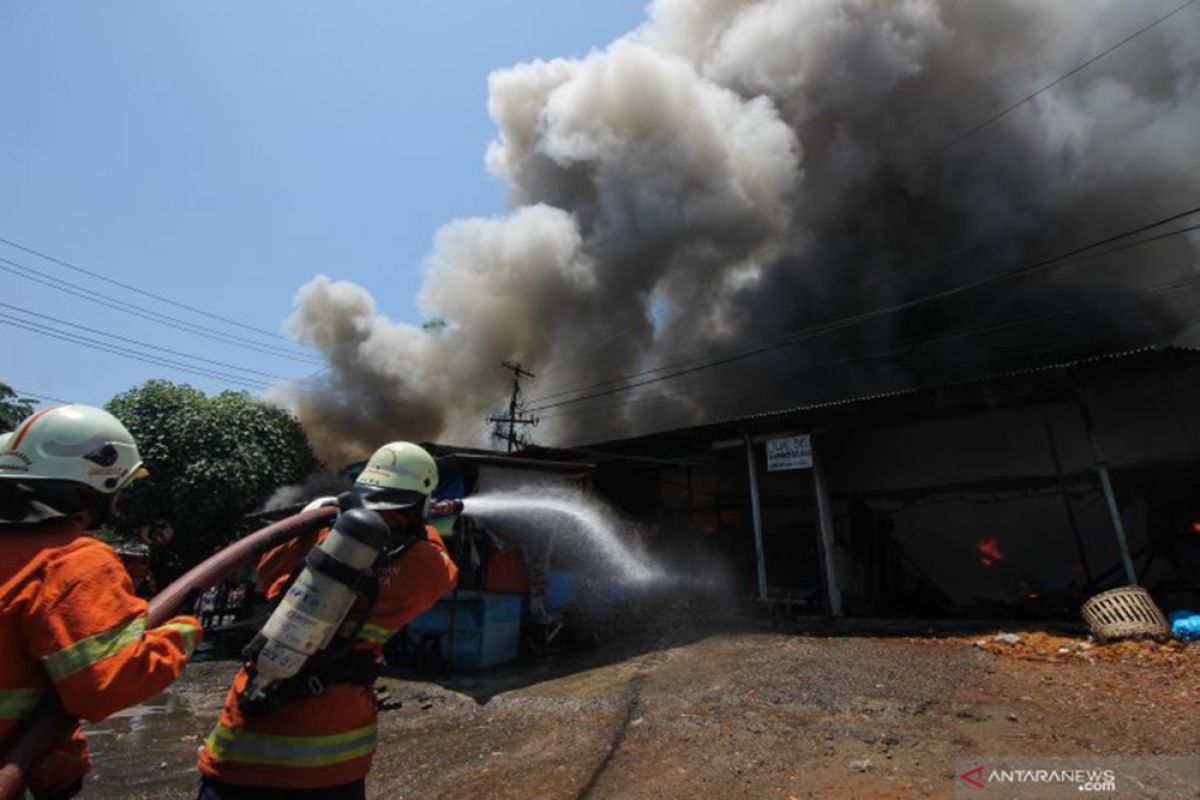 36 lapak milik pedagang Pasar Bendul Merisi Surabaya terbakar