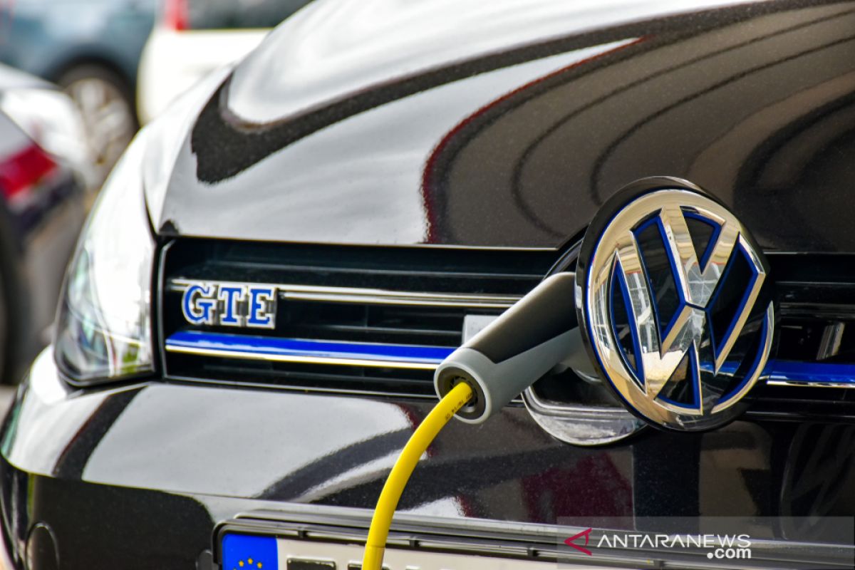 Minister invites VW to produce electric cars in Indonesia