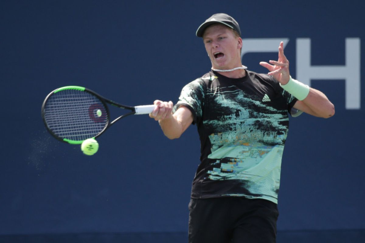 Tomas Berdych gantung raket