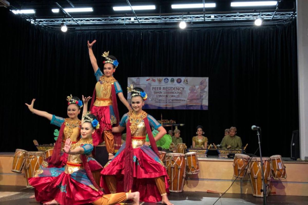 "A Taste of Indonesia" tampil di Lewis School Wales