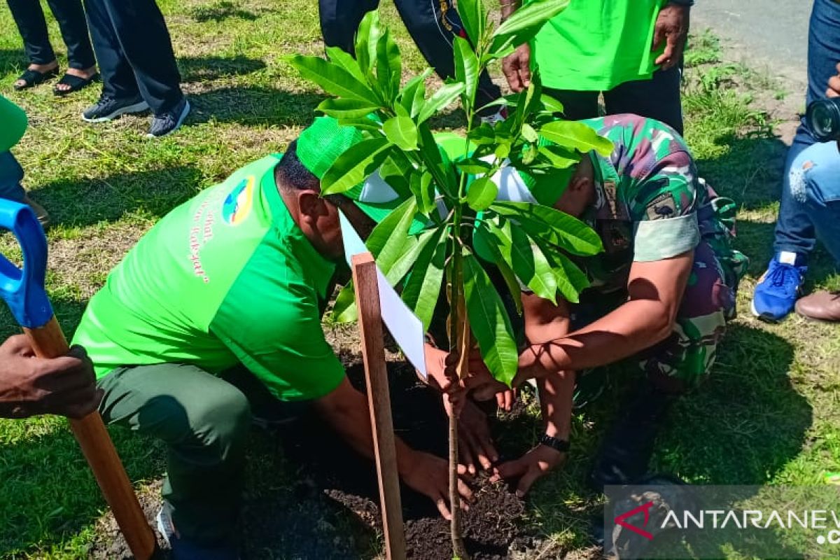 Wakil Bupati harapkan masyarakat Sorong menjaga kelestarian hutan