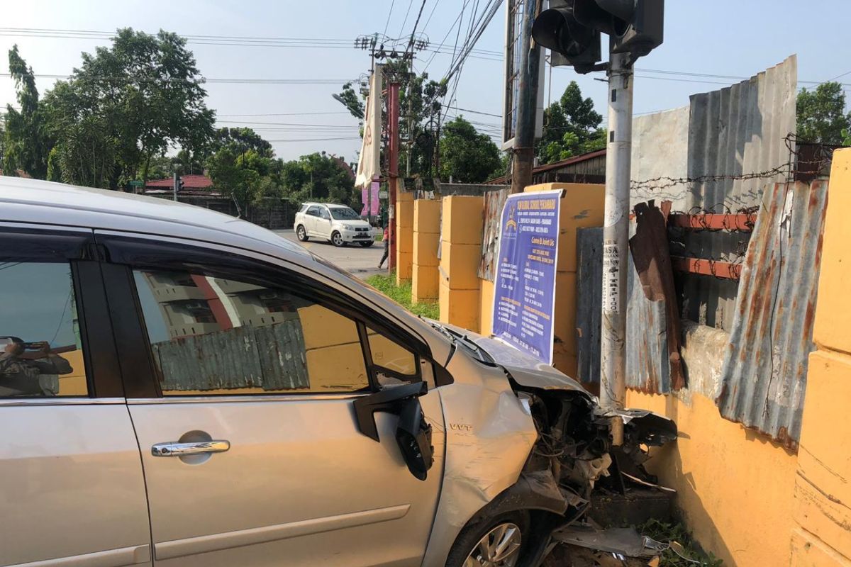 Polisi Pekanbaru temukan mobil tabrak tiang ditinggal pengemudinya