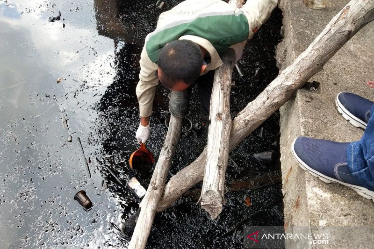 Minyak hitam cemari perairan Batam