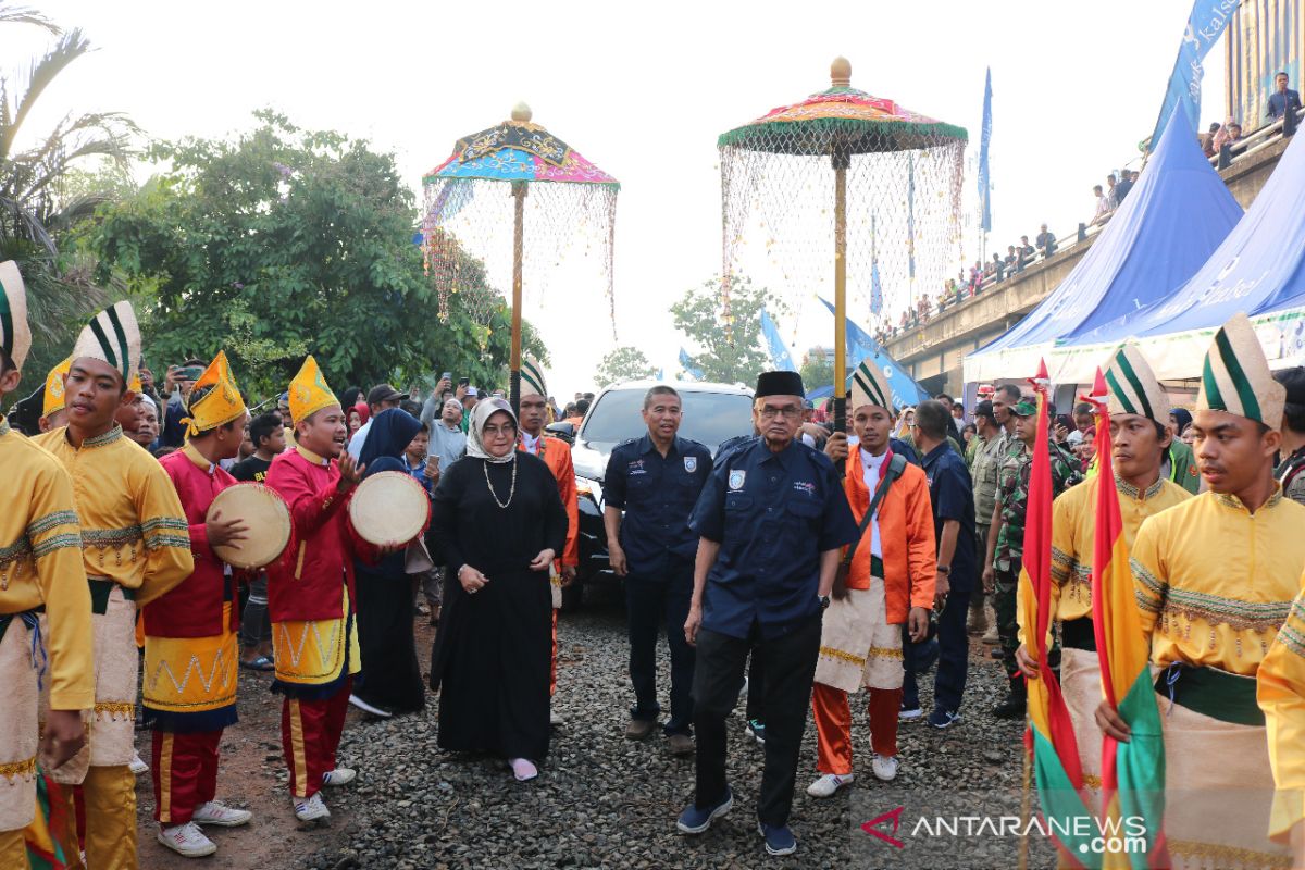 Ratusan jukung ikuti Festival Pesona Pasar Terapung Lok Baintan 2019