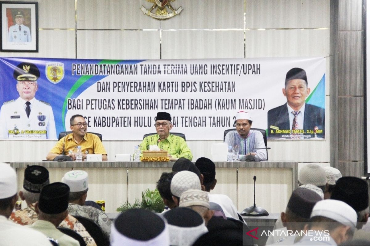 Bupati HST serahkan uang insentif dan kartu BPJS kepada 261 kaum masjid