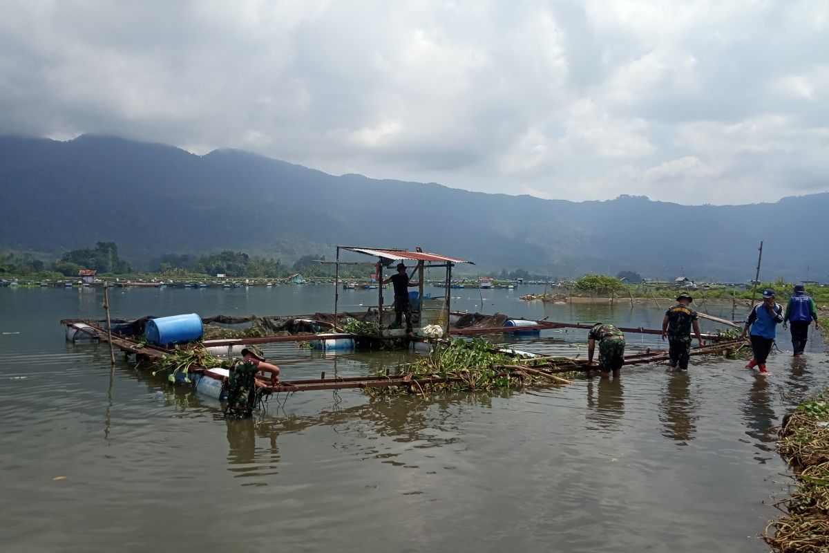 Enceng Gondok dan Keramba Jaring Apung di Danau Maninjau dibersihkan tim gabungan