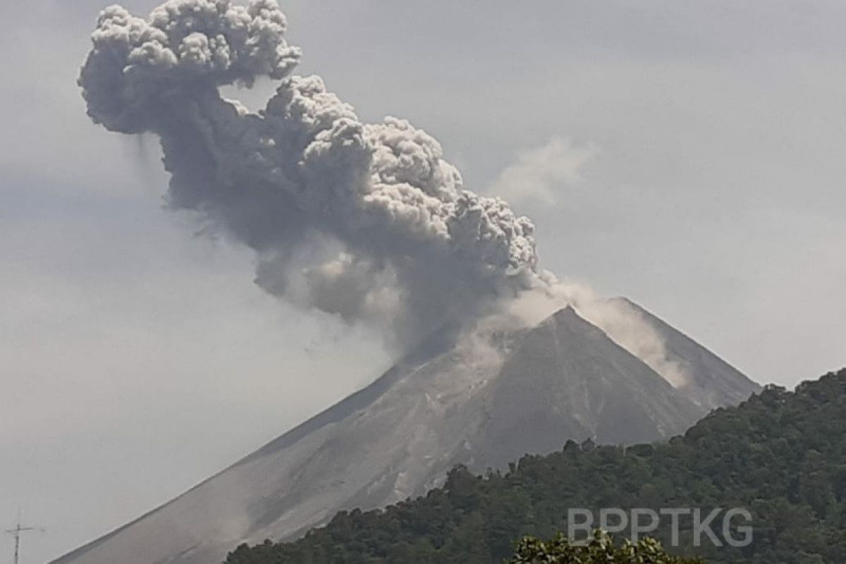 Mount Merapi released hot clouds spewing 1,000 meters from summit