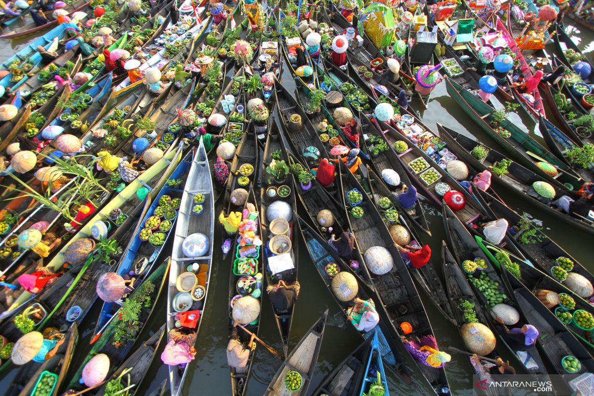 Lively Lok Baintan Floating Market Festival involves hundreds of jukung, tanglong