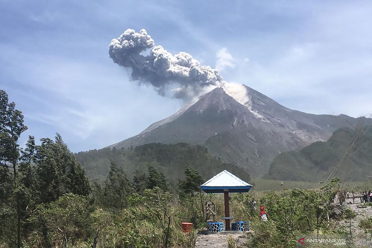 Gunung Merapi semburkan abu tipis guyur dua desa di Magelang