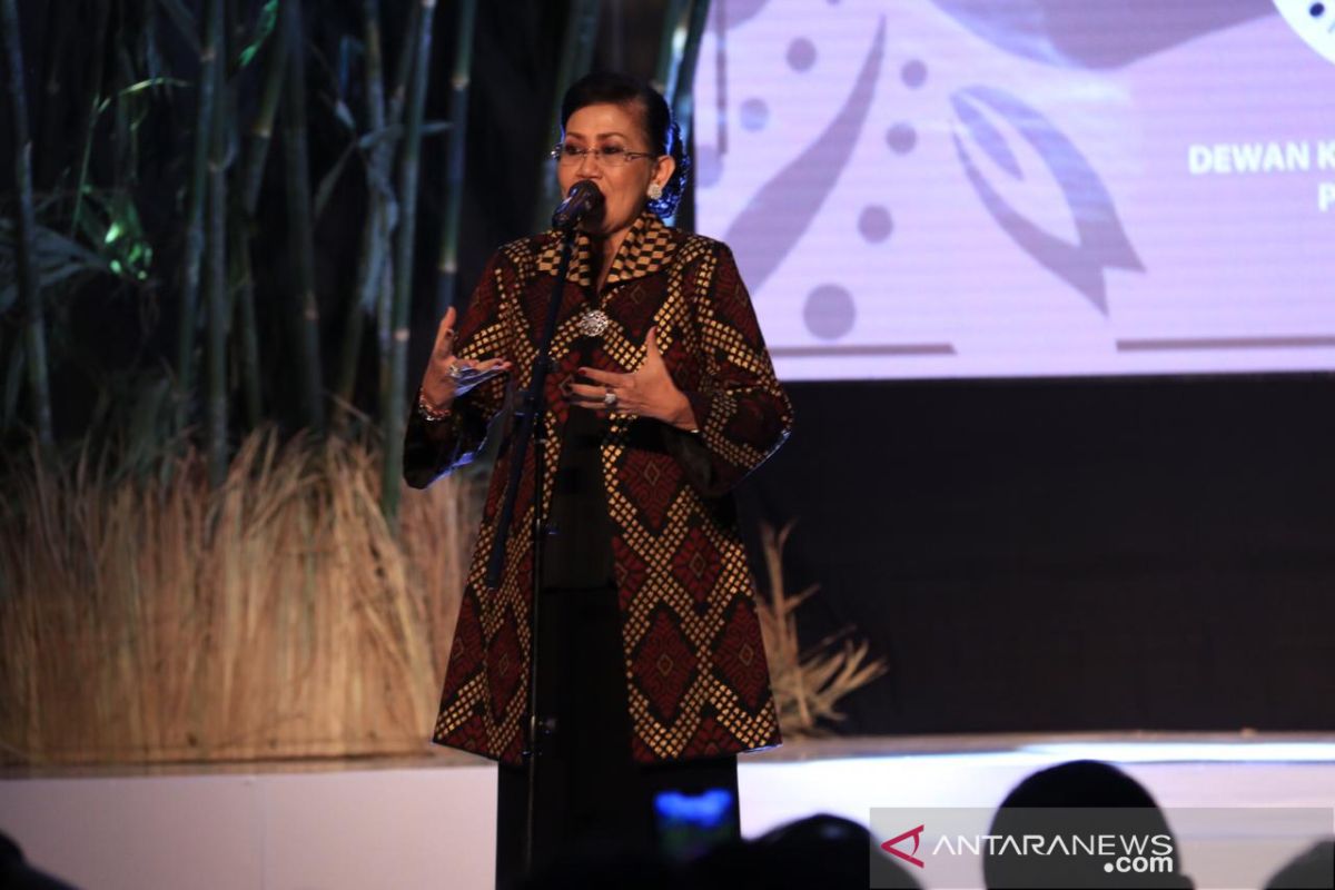 Gairahkan tenun bagi kaum milenial, Dekranasda Bali gandeng desainer