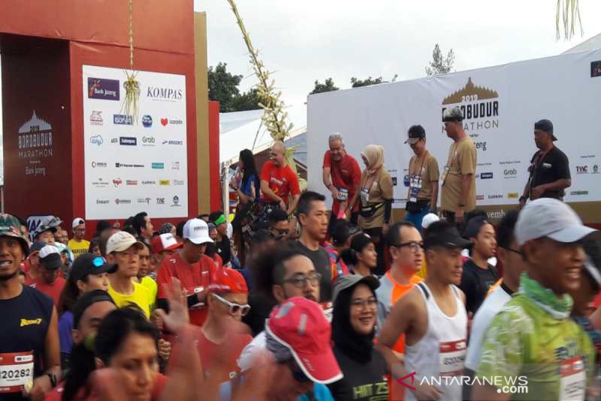 Ganjar dan istri ikuti lari 10K Borobudur Marathon 2019