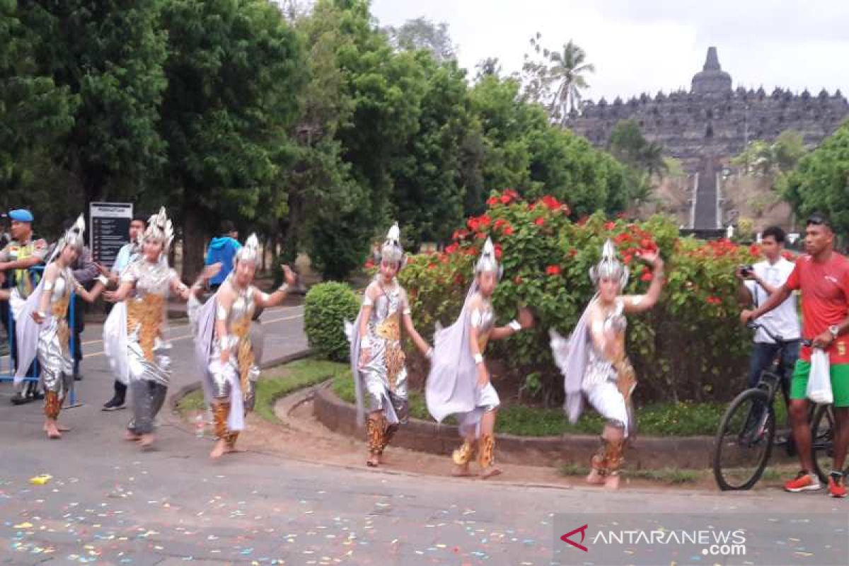Warga sambut peserta Borobudur Marathon 2019 dengan seni tradisional