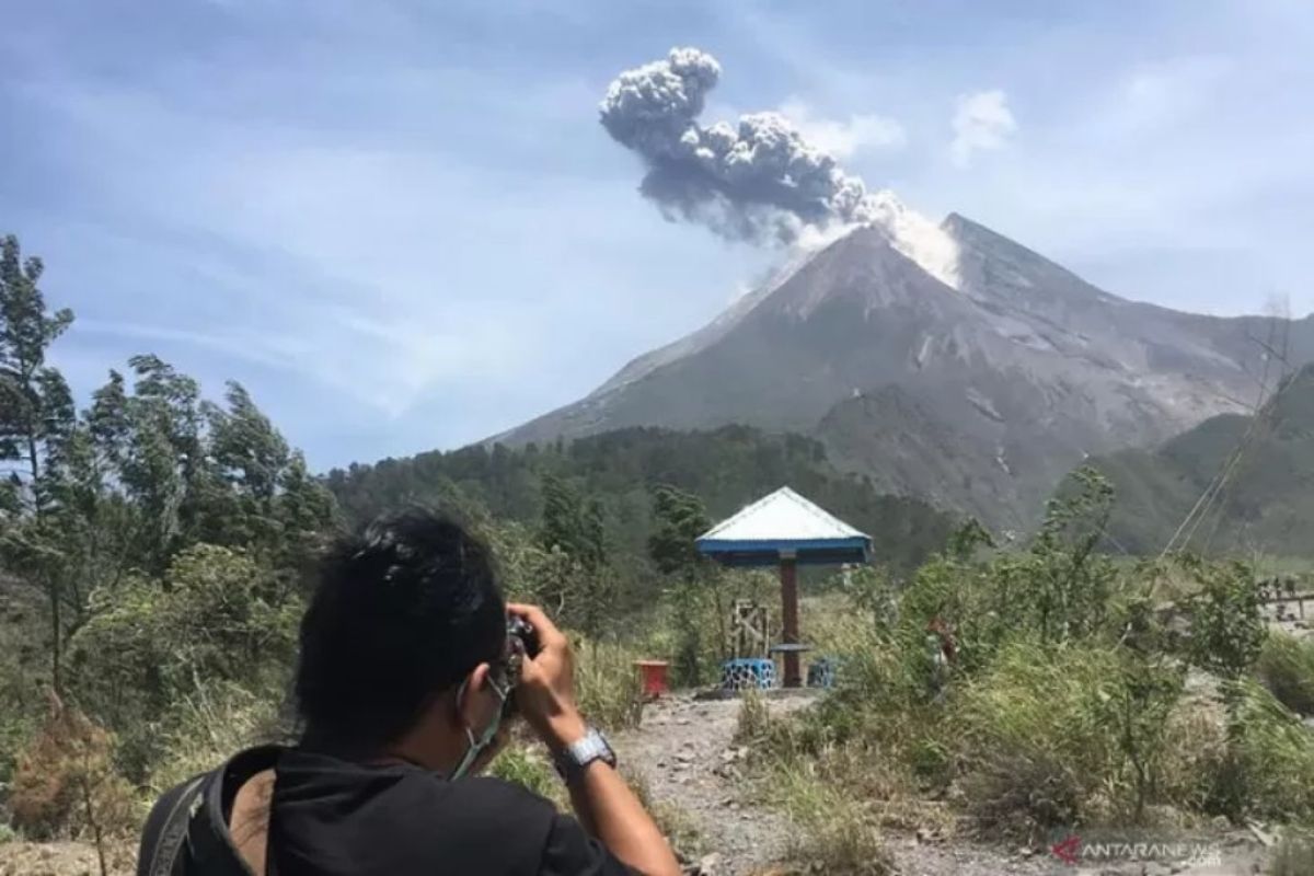 Merapi erupsi, warga diimbau jauhi tiga kilometer