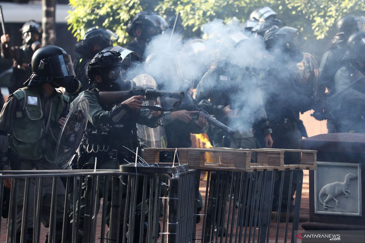 Polisi bubarkan ribuan demonstran dengan gas air mata di Hong Kong
