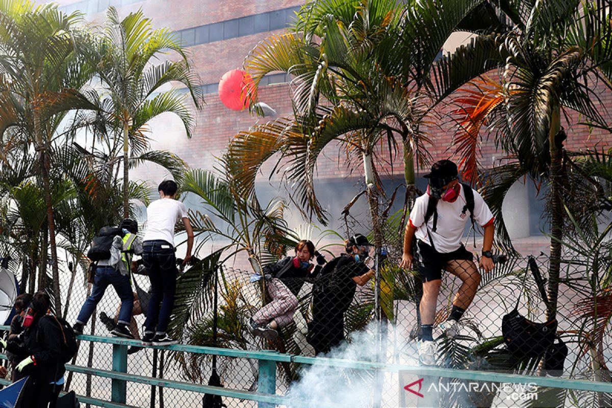 Tercekik dan menangis, pengunjuk rasa Hong Kong kembali ke kampus