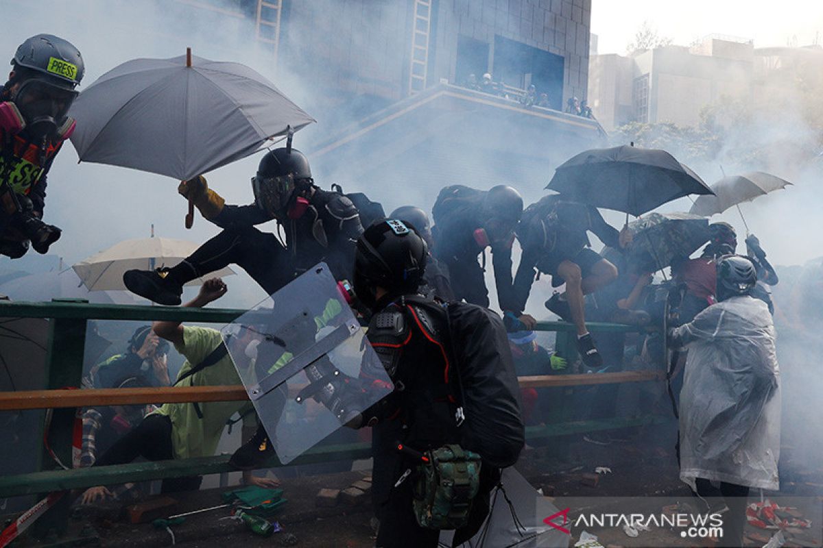 Polisi Hong Kong  bubarkan unjuk rasa dengan tembakkan gas air mata