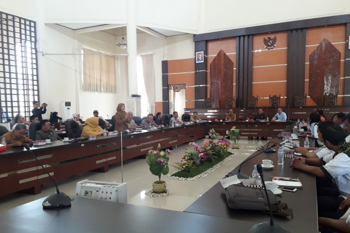 Anggota dewan  interupsi oknum LSM merokok dalam rapat